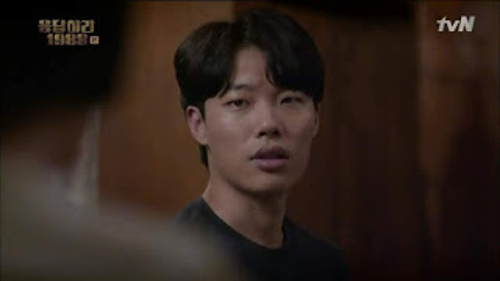 Ryu Joon Yeol giành danh hiệu "Chàng trai khiến trái tim cô gái loạn nhịp" khi vào vai chính trong phim "Reply 1988". Vai Jung Hwan của Ryu Joon Yeol đang nhận được rất nhiều sự quan tâm và yêu quý của khán giả. Trong phim, Jung Hwan và nữ chính Duk Sun (Hye Ri) là bạn từ khi còn nhỏ nhưng lại thường xuyên cãi vã.